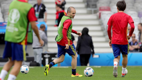 Andrés Iniesta en el entrenamiento de ayer en el estadio de Toulouse. /EFE Andrés Iniesta en el entrenamiento de ayer en el estadio de Toulouse. /EFE