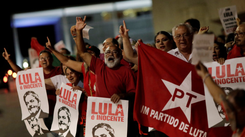 Manifestantes en Porto Alegre, antes del juicio a Lula da Silva. REUTERS Manifestantes en Porto Alegre, antes del juicio a Lula da Silva. REUTERS