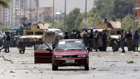 Miembros de las fuerzas de seguridad afganas refuerzan los alrededores del Parlamento en Kabul. EFE/Hedayatullah Amid Miembros de las fuerzas de seguridad afganas refuerzan los alrededores del Parlamento en Kabul. EFE/Hedayatullah Amid