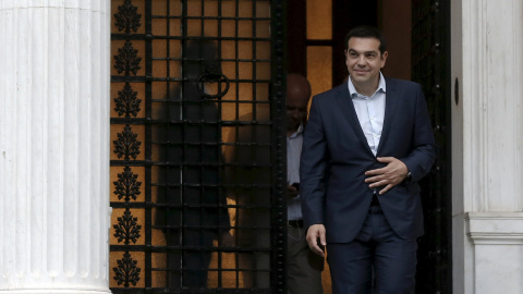 El primer ministro griego Alexis Tsipras, sale de su residencia oficial este domingo, tras la reunión d Gobierno que acordó la última propuesta para la negociación con los acreedores internacionales. REUTERS/Alkis Konstantinidis