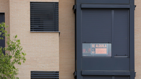 En la fachada de un edificio se ve un cartel de 'Se Alquila' bajo la persiana de uno de los pisos./ Jesús Hellín Europa Press En la fachada de un edificio se ve un cartel de 'Se Alquila' bajo la persiana de uno de los pisos./ Jesús Hellín Europa Press