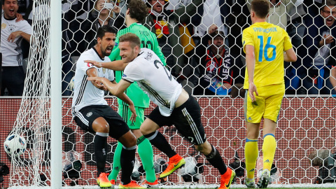 Mustafi corre a celebrar con Khedira su gol ante Ucrania. /REUTERS Mustafi corre a celebrar con Khedira su gol ante Ucrania. /REUTERS