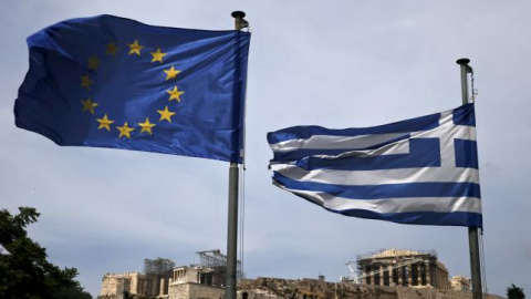 Banderas de grecia y de la UE con la Acrópolis de Atenas al fondo. REUTERS Banderas de grecia y de la UE con la Acrópolis de Atenas al fondo. REUTERS