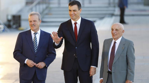 El candidato por el PSOE, Pedro Sánchez, acompañado por el presidente de la Academia de la Televisión, Manuel Campo Vidal y el realizador Fernando Navarrete-