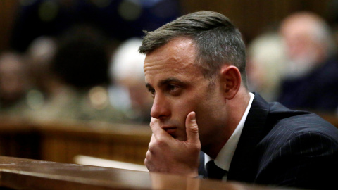 El alteta paralímpico Oscar Pistorius, en el momento de conocer la sentencia por el asesinato de su novia. REUTERS/Themba Hadebe El alteta paralímpico Oscar Pistorius, en el momento de conocer la sentencia por el asesinato de su novia. REUTERS/Themba Hadebe