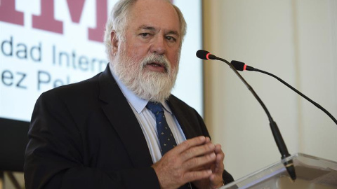 El comisario de Energía y Cambio Climático de la UE, Miguel Arias Cañete, durante su intervención enla inauguración del Curso de la UIMP y la APIE "Qué hemos aprendido de la crisis", celebrado esta mañana en el Palacio de La Magdalena, en S El comisario de Energía y Cambio Climático de la UE, Miguel Arias Cañete, durante su intervención enla inauguración del Curso de la UIMP y la APIE "Qué hemos aprendido de la crisis", celebrado esta mañana en el Palacio de La Magdalena, en S