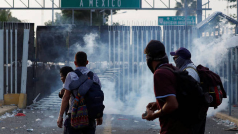 La caravana de migrantes rompe la valla que separa Guatemala de México. Reuters La caravana de migrantes rompe la valla que separa Guatemala de México. Reuters
