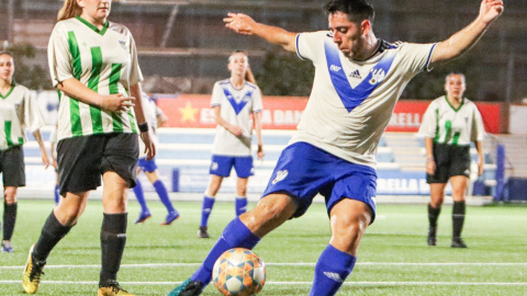 23/10/22 Álex, el delantero del CE Europa, durante el partido contra el Pujadas, a 23 de octubre de 2022. 23/10/22 Álex, el delantero del CE Europa, durante el partido contra el Pujadas, a 23 de octubre de 2022.