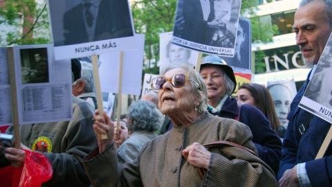 Carmen Arrojo durante una manifestación. Carmen Arrojo durante una manifestación.