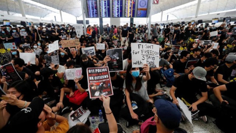 Protestas en el aeropuerto de Hong Kong. Reuters Protestas en el aeropuerto de Hong Kong. Reuters