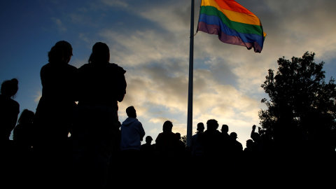 Personas se concentran alrededor de una bandera del colectivo LGTB a media asta en una manifestación en repulsa a la masacre de Orlando en San Francisco, California, EEUU.- REUTERS