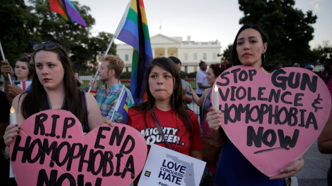 Vigilia por la matanza de Orlando contra el colectivo LGTB frente a la Casa Blanca en Washington, EEUU.- REUTERS / Joshua Roberts
