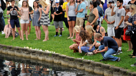 Habitantes de Orlando encienden velas durante una vigilia en el parque Lake Eola por las víctimas de la masacre al colectivo LGTB que ha tenido lugar en esta misma ciudad.- REUTERS / Steve Nesius