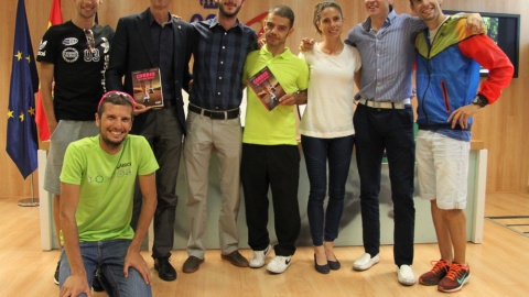 Serrano, junto a Alfredo Varona y algunos de los atletas que acudieron la semana pasada a la presentación de su libro en el Consejo Superior de Deportes.