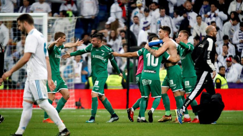 Los jugadores del Leganés celebran su pase a las semifinales de la Copa del Rey tras derrotar al Real Madrid en el encuentro que han disputado esta noche en el estadio Santiago Bernabéu, en Madrid. EFE /Juanjo Martín. Los jugadores del Leganés celebran su pase a las semifinales de la Copa del Rey tras derrotar al Real Madrid en el encuentro que han disputado esta noche en el estadio Santiago Bernabéu, en Madrid. EFE /Juanjo Martín.