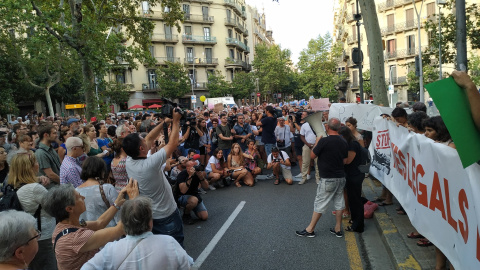 Concentració contra el bloqueig del Govern espanyol i la Unió Europea als bucs de salvament marítim Ocean Viking i Open Arms, que porten a bord més de 500 rescatats a alta mar. Concentració contra el bloqueig del Govern espanyol i la Unió Europea als bucs de salvament marítim Ocean Viking i Open Arms, que porten a bord més de 500 rescatats a alta mar.