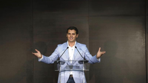 El presidente de Ciudadanos (C's), Albert Rivera, ha formalizado hoy en Madrid la presentación de su candidatura a las primarias del partido para encabezar la lista a las próximas elecciones generales. EFE/Juan Carlos Hidalgo El presidente de Ciudadanos (C's), Albert Rivera, ha formalizado hoy en Madrid la presentación de su candidatura a las primarias del partido para encabezar la lista a las próximas elecciones generales. EFE/Juan Carlos Hidalgo
