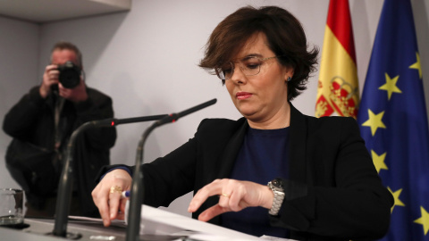 La vicepresidenta del Gobierno, Soraya Sáenz de Santamaría,poco antes de su comparecencia en el Palacio de La Moncloa en la que ha anunciado que el Ejecutivo recurrirá ante el Tribunal Constitucional la decisión del presidente del Parlament La vicepresidenta del Gobierno, Soraya Sáenz de Santamaría,poco antes de su comparecencia en el Palacio de La Moncloa en la que ha anunciado que el Ejecutivo recurrirá ante el Tribunal Constitucional la decisión del presidente del Parlament