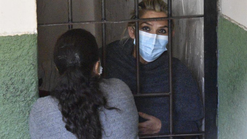 Jeanine Áñez se asoma desde las celdas de la Fuerza Especial de Lucha Contra el Crimen (FELCC) en La Paz (Bolivia) Jeanine Áñez se asoma desde las celdas de la Fuerza Especial de Lucha Contra el Crimen (FELCC) en La Paz (Bolivia)