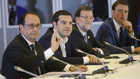 Alexis Tsipras, en la cumbre extraordinaria sobre la crisis helena celebrada en la sede del Consejo Europeo en Bruselas, en la que se sentó entre el presidente francés François Hollande y el español Mariano Rajoy. EFE Alexis Tsipras, en la cumbre extraordinaria sobre la crisis helena celebrada en la sede del Consejo Europeo en Bruselas, en la que se sentó entre el presidente francés François Hollande y el español Mariano Rajoy. EFE