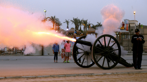 Una familia egipcia observa como un cañón es disparado par anunciar el fin del ayuno durante el Ramadán en El Cairo, Egipto. REUTERS/Mohamed Abd El Ghany