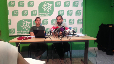 Juan Bárcena, responsable de calidad del aire de Ecologistas en Acción y Miguel Ángel Ceballos, coordinador del Informe Anual de Calidad del Aire./ C.G.M.