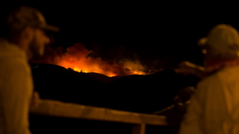 13.08.19 Las llamas y el humo del bosque se veían desde Ingenio, en Gran Canaria - REUTERS Borja Suarez