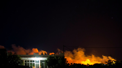 13.08.19 Las llamas y el humo del bosque se veían desde Ingenio, en Gran Canaria - REUTERS Borja Suarez