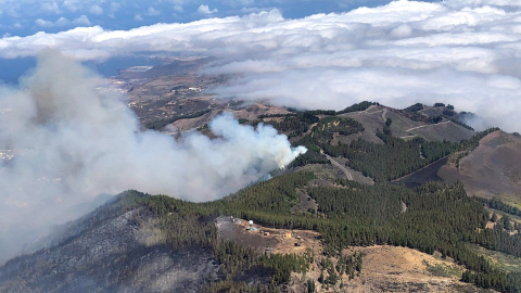 12082019.- Vista desde la Cruz de Tejeda en la mañana de este lunes en la zona arrasada por el incendio que afecta a los municipios de Tejeda, Artenara y Gáldar en Gran Canaria. EFE Elvira Urquijo A.