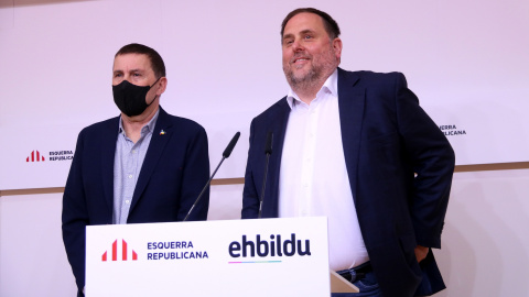 El president d'ERC, Oriol Junqueras, i el coordinador general d'EH Bildu, Arnaldo Otegi, durant una roda de premsa a la seu d'ERC. El president d'ERC, Oriol Junqueras, i el coordinador general d'EH Bildu, Arnaldo Otegi, durant una roda de premsa a la seu d'ERC.