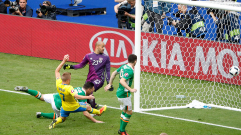Momento en el que Ciaran Clark remata de cabeza hacia su portería ante la llegada del sueco Larsson. /REUTERS Momento en el que Ciaran Clark remata de cabeza hacia su portería ante la llegada del sueco Larsson. /REUTERS