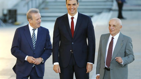 El líder del PSOE y candidato a la Presidencia del Gobierno, Pedro Sánchez (c), acompañado por el presidente de la Academia de la Televisión, Manuel Campo Vidal (i), y el realizador Fernando Navarrete (d), a su llegada al Palacio Municipal 
