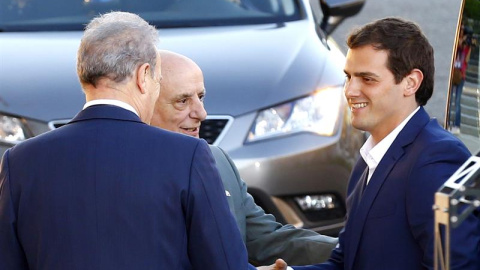 El candidato por Ciudadanos a la presidencia del Gobierno, Albert Rivera (d), es recibido por el presidente de la Academia de la Televisión y director del debate, Manuel Campo Vidal y el director y realizador del debate, Fernando Navarrete 