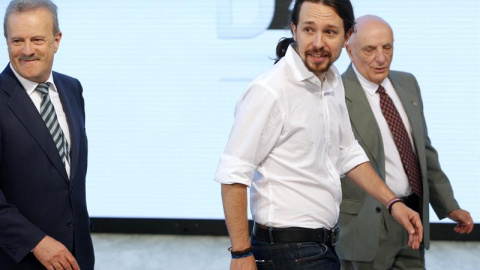 El candidato por Unidos Podemos a la presidencia del Gobierno, Pablo Iglesias (c), acompañado por el presidente de la Academia de la Televisión, Manuel Campo Vidal (i), y el realizador Fernando Navarrete (d), a su llegada al Palacio Municip