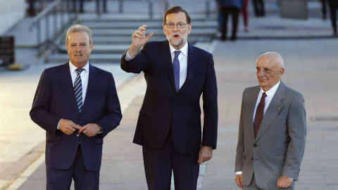 El presidente del Gobierno en funciones y del PP, Mariano Rajoy (c), acompañado por el presidente de la Academia de la Televisión, Manuel Campo Vidal (i), y el realizador Fernando Navarrete (d), a su llegada al Palacio Municipal de Congreso