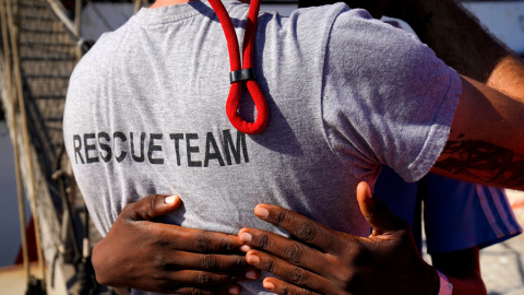 Un migrante se abraza a uno de los activistas de la ONG Proactiva Open Arms. REUTERS/Juan Medina Un migrante se abraza a uno de los activistas de la ONG Proactiva Open Arms. REUTERS/Juan Medina