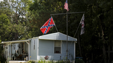La bandera Confederada junto a la de EEUU en una casa en Summerville, en el Estado de Carolina del Sur (EEUU). REUTERS/Brian Snyder La bandera Confederada junto a la de EEUU en una casa en Summerville, en el Estado de Carolina del Sur (EEUU). REUTERS/Brian Snyder
