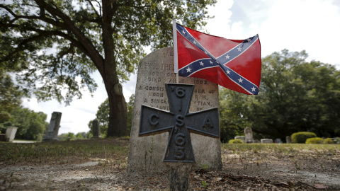 Una tumba confederada sobre la tumba de un soldado sudista en el cementerio de Boone Hill, en la localidad de Summerville, en Carolina del Sur (EEUU). REUTERS/Brian Snyder Una tumba confederada sobre la tumba de un soldado sudista en el cementerio de Boone Hill, en la localidad de Summerville, en Carolina del Sur (EEUU). REUTERS/Brian Snyder
