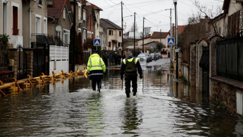 El río Sena se desborda e inunda París. EFE/Yoan Valat
