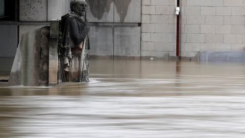 El río Sena se desborda e inunda París. REUTERS/Gonzalo Fuentes