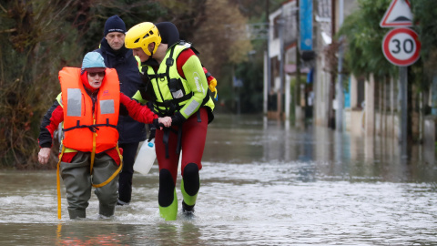El río Sena se desborda e inunda París. REUTERS/Christian Hartmann