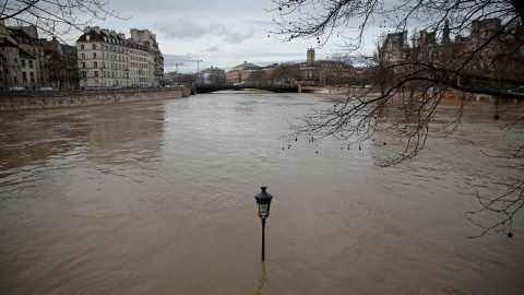 El río Sena se desborda e inunda París. REUTERS/Christian Hartmann