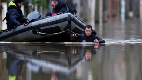El río Sena se desborda e inunda París. REUTERS/Christian Hartmann