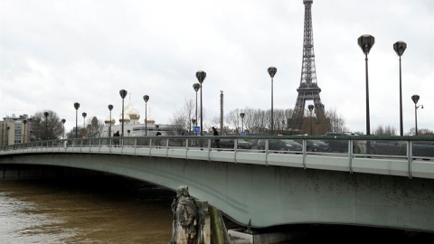 El río Sena se desborda e inunda París. EFE/Yoan Valat