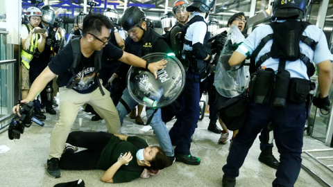 Choque policial con manifestantes antigubernamentales en el aeropuerto de Hong Kong. Reuters Choque policial con manifestantes antigubernamentales en el aeropuerto de Hong Kong. Reuters