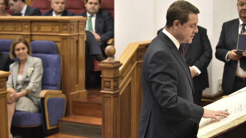 El líder del PSOE de Castilla-La Mancha y candidato a presidir el Gobierno regional, Emiliano García-Page, durante la celebración de la constitución de las Cortes autonómicas. EFE/Ismael Herrero