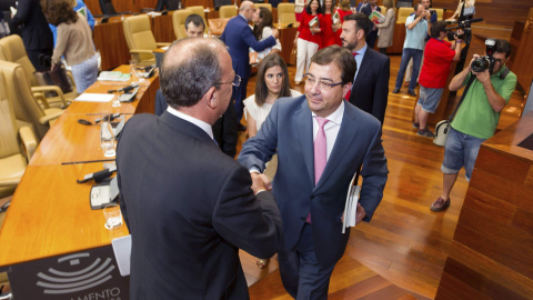 El secretario general del PSOE en Extremadura y futuro presidente de la Junta, Guillermo Fernández Vara, saluda al actual presidente en funciones, José Antonio Monago, a su llegada al pleno constitutivo de la Cámara regional. EFE/JERO MORAL