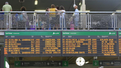 Paneles informativos de la estación de Atocha que anuncian las cancelaciones de algunos trenes con motivo de la huelga de maquinistas de Renfe que ha transcurrido sin incidencias aunque con retrasos y trenes de Cercanías más llenos de lo ha Paneles informativos de la estación de Atocha que anuncian las cancelaciones de algunos trenes con motivo de la huelga de maquinistas de Renfe que ha transcurrido sin incidencias aunque con retrasos y trenes de Cercanías más llenos de lo ha