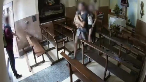 Momento del vídeo en el que se ve a cuatro jóvenes robando una figura de Cristo de madera de Berga | TWITTER MOSSOS D'ESQUADRA Momento del vídeo en el que se ve a cuatro jóvenes robando una figura de Cristo de madera de Berga | TWITTER MOSSOS D'ESQUADRA