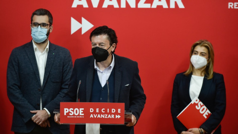 (I-d) El diputado del PSOE en la región Francisco Lucas; el portavoz de Ciudadanos en la Asamblea de Murcia, Juan José Molina, y la diputada socialista María del Carmen Fernández, durante una rueda de prensa tras una reunión entre los dos p (I-d) El diputado del PSOE en la región Francisco Lucas; el portavoz de Ciudadanos en la Asamblea de Murcia, Juan José Molina, y la diputada socialista María del Carmen Fernández, durante una rueda de prensa tras una reunión entre los dos p